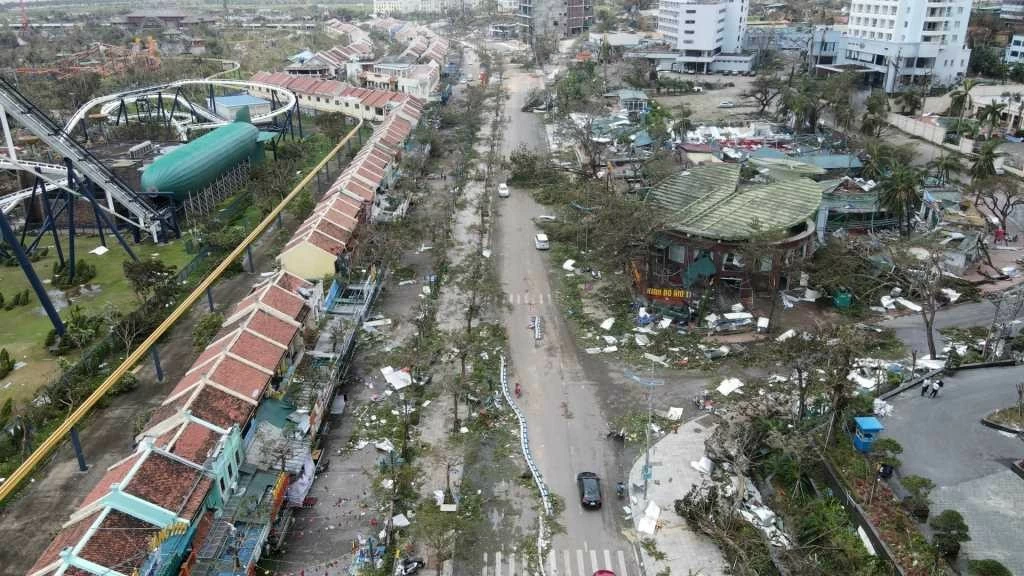 Khu phố thương mại trung tâm của Bãi Cháy tan hoang sau bão Yagi, ngày 8/9. Khu phố thương mại trung tâm của Bãi Cháy tan hoang sau bão Yagi, ngày 8/9.