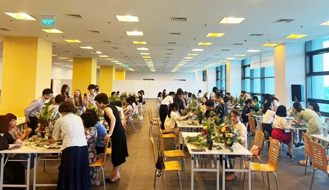 Đoàn viên Công đoàn Bộ Ngoại giao thích thú trải nghiệm cắm hoa Ikebana Sansenryu Đoàn viên Công đoàn Bộ Ngoại giao thích thú trải nghiệm cắm hoa Ikebana Sansenryu