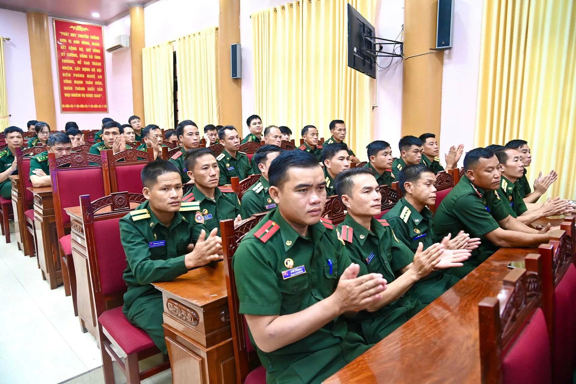 Tập huấn công tác quản lý biên giới cho 40 cán bộ Bộ đội Biên phòng Lào Tập huấn công tác quản lý biên giới cho 40 cán bộ Bộ đội Biên phòng Lào