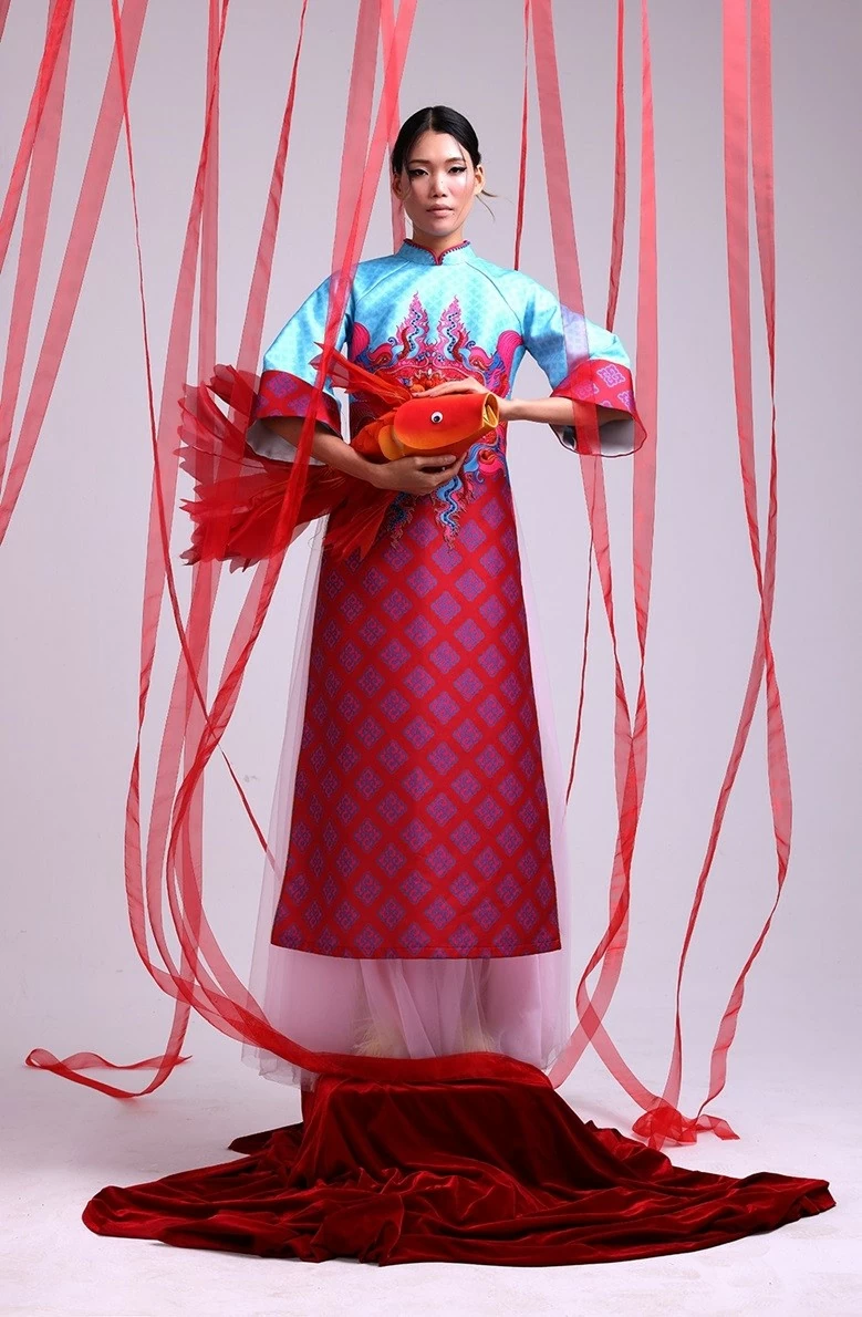 Bộ sưu tập mới của NT Cao Minh Tiến khắc họa vẻ đẹp rực rỡ của những chiếc đèn Trung thu nhiều màu sắc. Bộ sưu tập mới của NT Cao Minh Tiến khắc họa vẻ đẹp rực rỡ của những chiếc đèn Trung thu nhiều màu sắc.