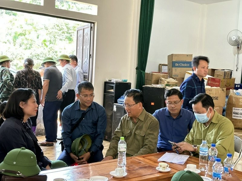 Ủy ban Biên giới quốc gia thăm hỏi, động viên, tặng quà chính quyền, nhân dân Làng Nủ Ủy ban Biên giới quốc gia thăm hỏi, động viên, tặng quà chính quyền, nhân dân Làng Nủ