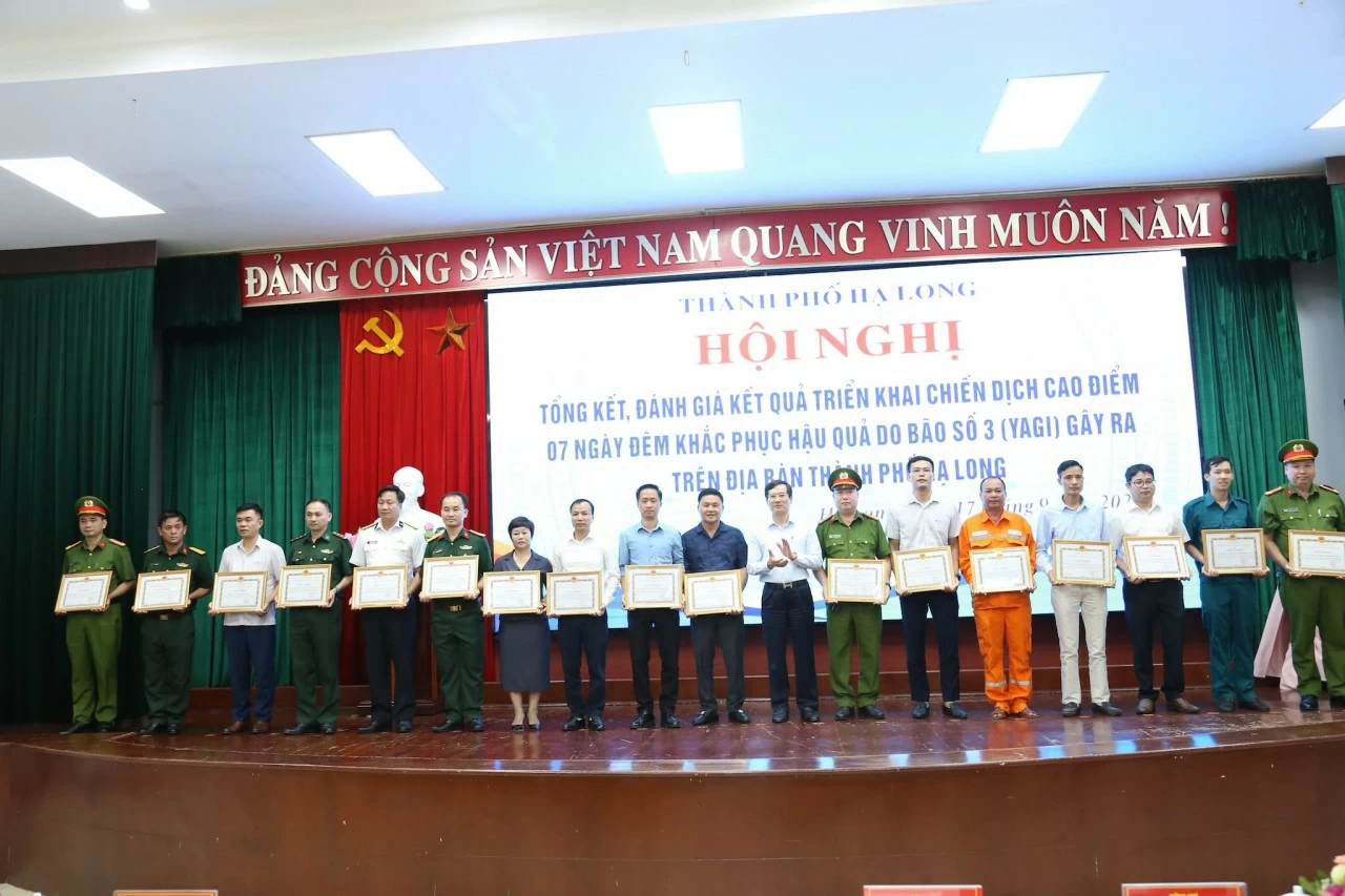 Quảng Ninh: TP. Hạ Long tổng kết chiến dịch cao điểm 7 ngày đêm khắc phục hậu quả do bão Yagi gây ra Quảng Ninh: TP. Hạ Long tổng kết chiến dịch cao điểm 7 ngày đêm khắc phục hậu quả do bão Yagi gây ra