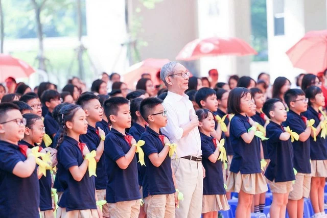 Xúc động thầy giáo nhận nuôi tất cả trẻ thoát nạn vụ lũ quét Làng Nủ đến năm 18 tuổi Xúc động thầy giáo nhận nuôi tất cả trẻ thoát nạn vụ lũ quét Làng Nủ đến năm 18 tuổi