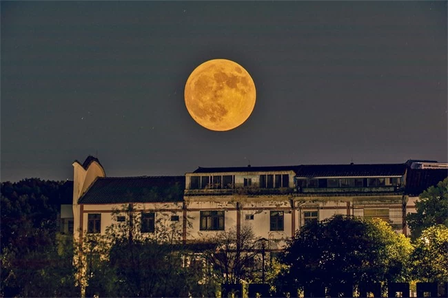 Thế giới ngắm siêu trăng và nguyệt thực một phần trong ngày 18/9 Thế giới ngắm siêu trăng và nguyệt thực một phần trong ngày 18/9