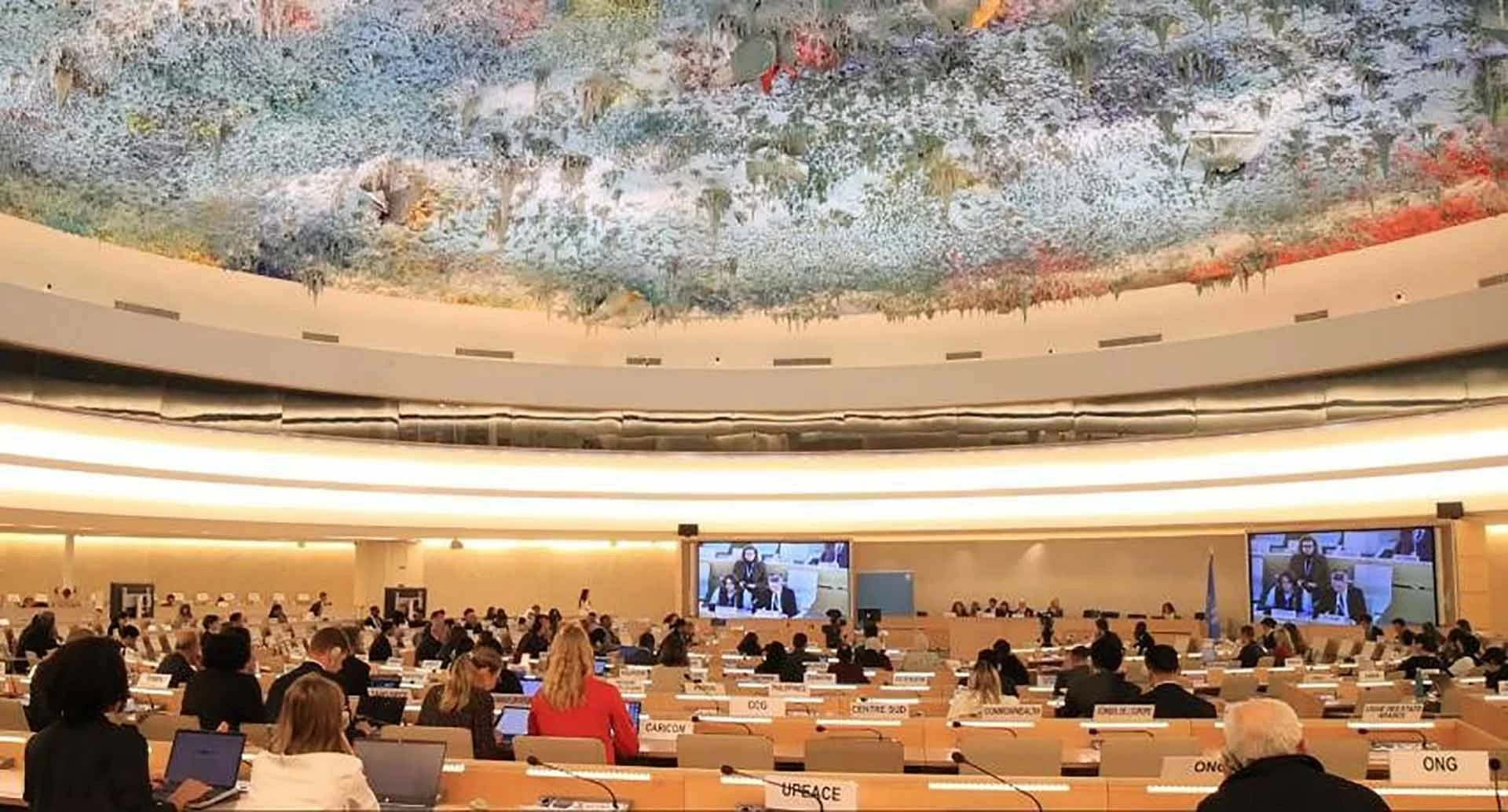 Việt Nam luôn đặt con người vào trung tâm của mọi chiến lược phát triển Việt Nam luôn đặt con người vào trung tâm của mọi chiến lược phát triển