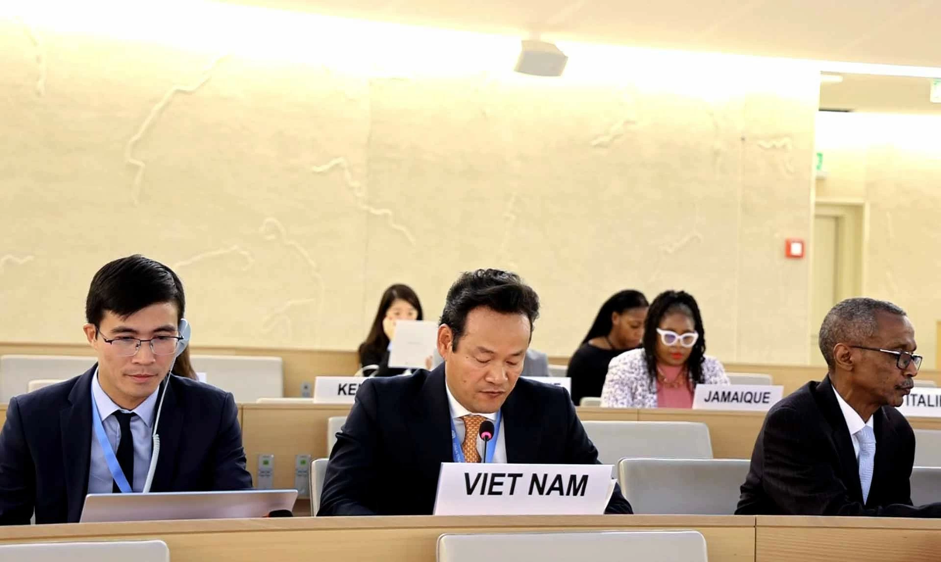 Việt Nam luôn đặt con người vào trung tâm của mọi chiến lược phát triển Việt Nam luôn đặt con người vào trung tâm của mọi chiến lược phát triển