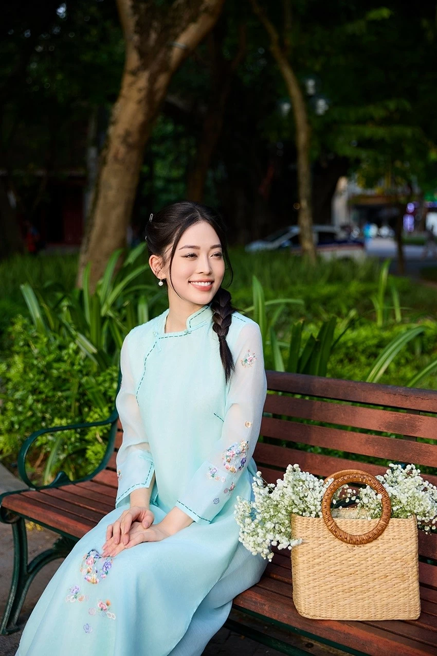 Hoa hậu Ngọc Hân, Á hậu Phương Nga dạo Hồ Gươm Hoa hậu Ngọc Hân, Á hậu Phương Nga dạo Hồ Gươm