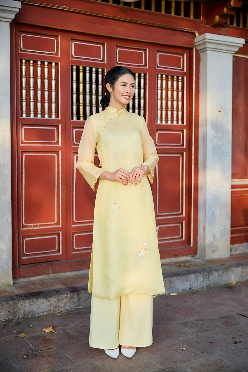 Hoa hậu Ngọc Hân, Á hậu Phương Nga dạo Hồ Gươm Hoa hậu Ngọc Hân, Á hậu Phương Nga dạo Hồ Gươm