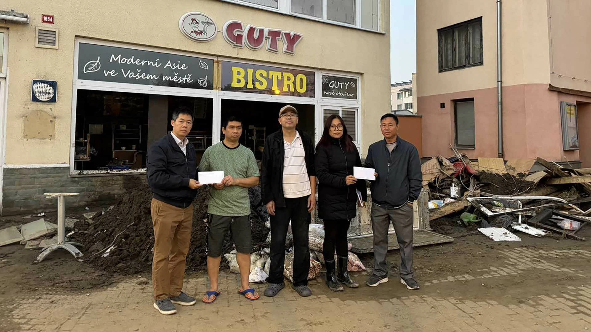 Người Việt chung tay cứu trợ lũ lụt tại Cộng hòa Czech Người Việt chung tay cứu trợ lũ lụt tại Cộng hòa Czech