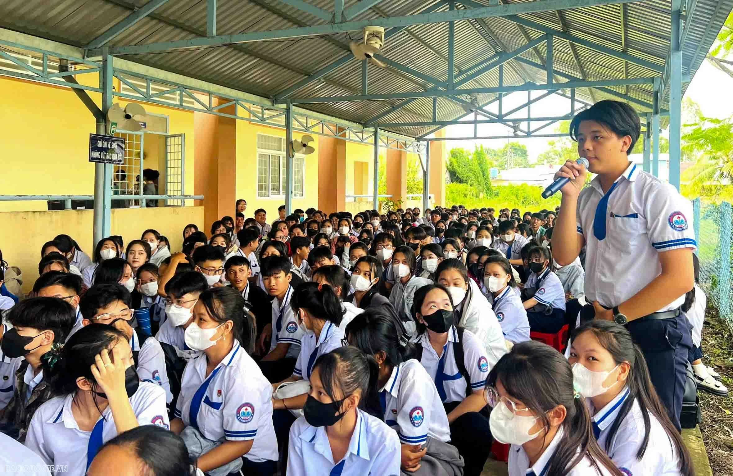 Các em học sinh Trường Trung học cơ sở và Trung học phổ thông U Minh thượng tìm hiểu về Học viện Hải quân Các em học sinh Trường Trung học cơ sở và Trung học phổ thông U Minh thượng tìm hiểu về Học viện Hải quân