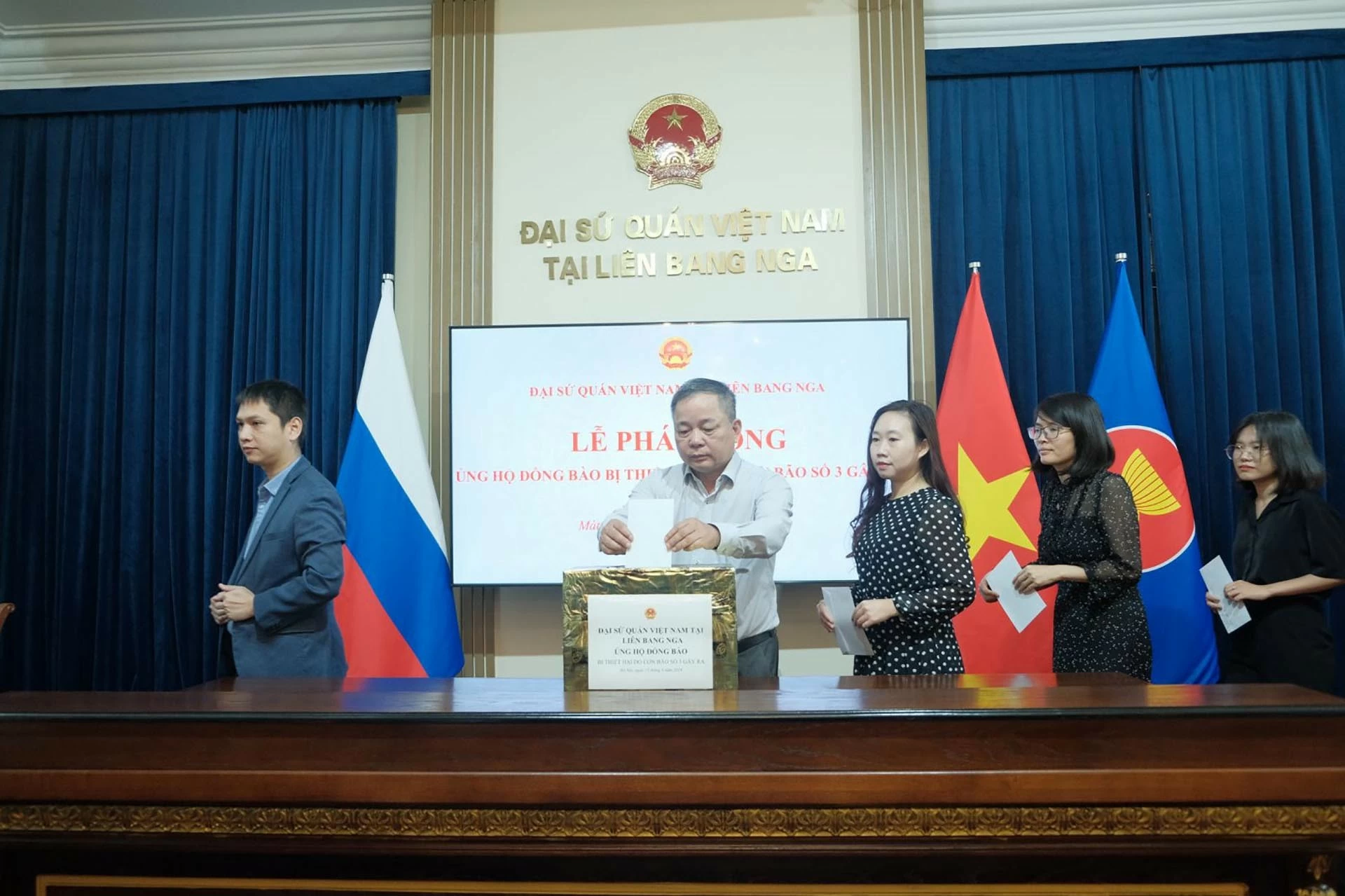 Cộng đồng người Việt Nam tại Nga quyên góp hơn 2 tỷ đồng ủng hộ đồng bào khắc phục thiệt hại do bão Yagi Cộng đồng người Việt Nam tại Nga quyên góp hơn 2 tỷ đồng ủng hộ đồng bào khắc phục thiệt hại do bão Yagi