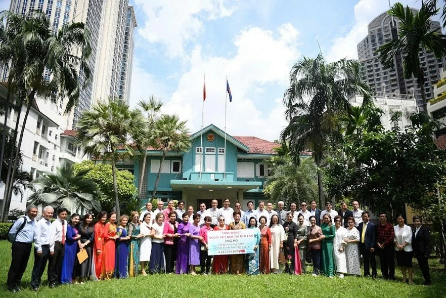 Lễ tiếp nhận tượng trưng số tiền hơn 4,6 tỷ đồng do kiều bào Thái Lan quyên góp, ủng hộ đồng bào trong nước bị ảnh hưởng bởi cơn bão số 3 tại Đại sứ quán Việt Nam tại Thái Lan. Lễ tiếp nhận tượng trưng số tiền hơn 4,6 tỷ đồng do kiều bào Thái Lan quyên góp, ủng hộ đồng bào trong nước bị ảnh hưởng bởi cơn bão số 3 tại Đại sứ quán Việt Nam tại Thái Lan.