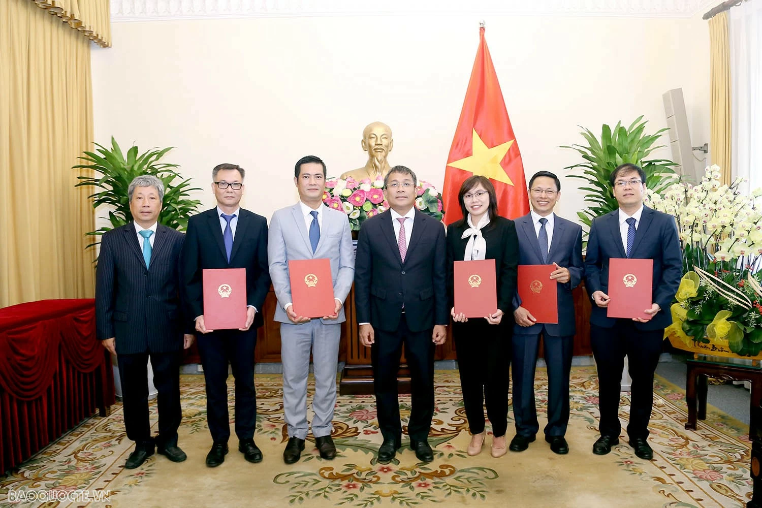 Bộ Ngoại giao trao quyết định bổ nhiệm, tiếp nhận và điều động lãnh đạo cấp Vụ Bộ Ngoại giao trao quyết định tiếp nhận, điều động và bổ nhiệm lãnh đạo cấp Vụ