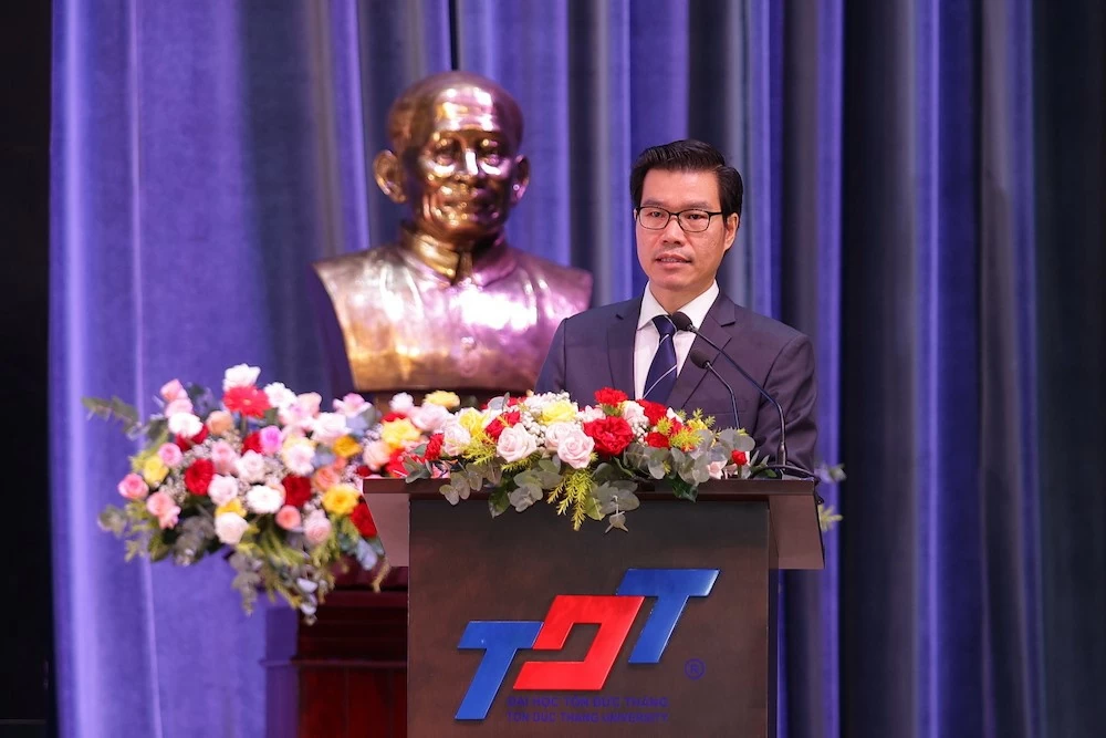 Xúc động trước lễ khai giảng không nhận hoa tại Trường Đại học Tôn Đức Thắng Xúc động trước lễ khai giảng không nhận hoa tại Trường Đại học Tôn Đức Thắng