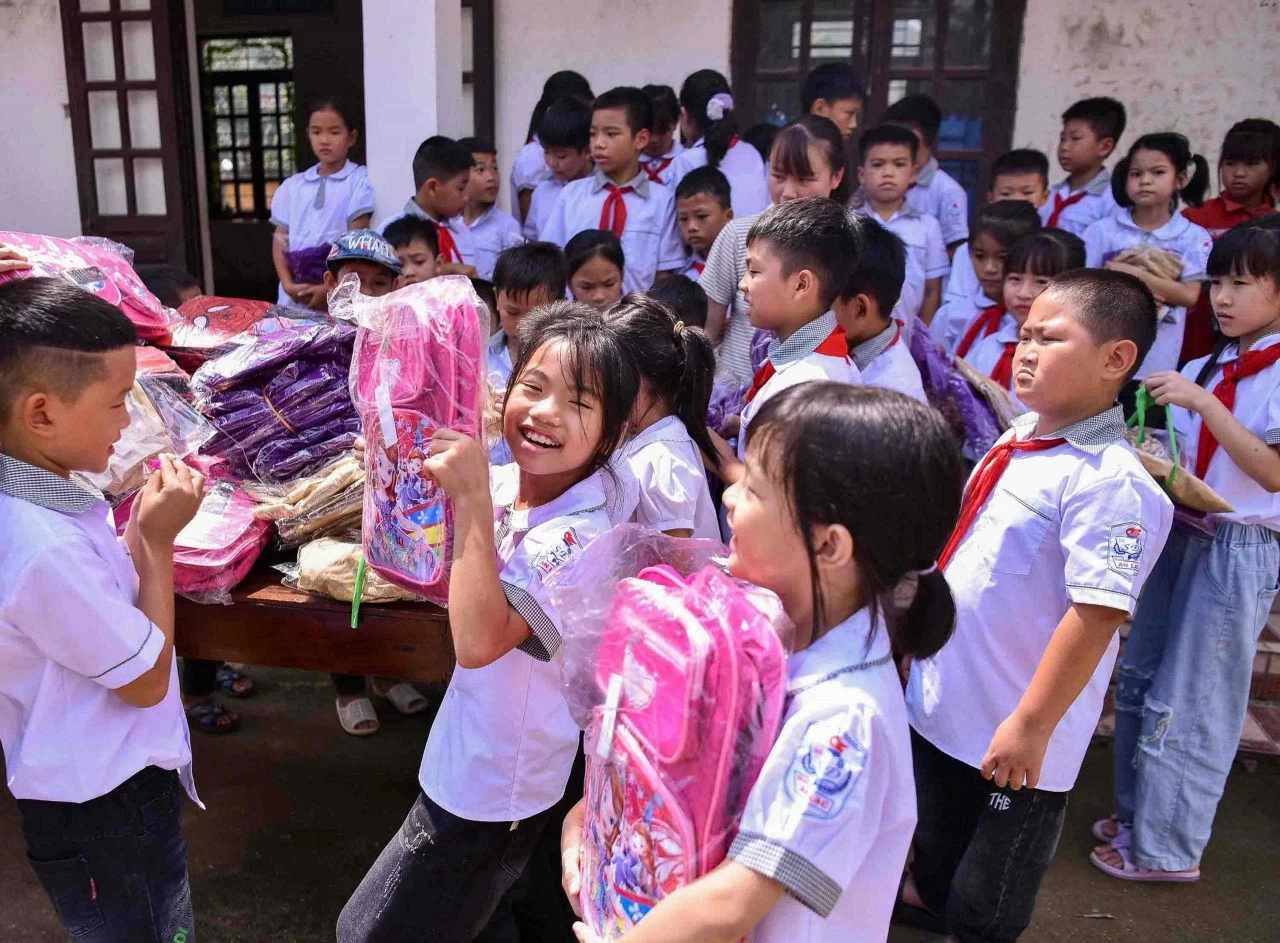 Các em vui mừng khi nhận quà. (Ảnh: Nguyễn Hồng) Các em vui mừng khi nhận quà. (Ảnh: Nguyễn Hồng)