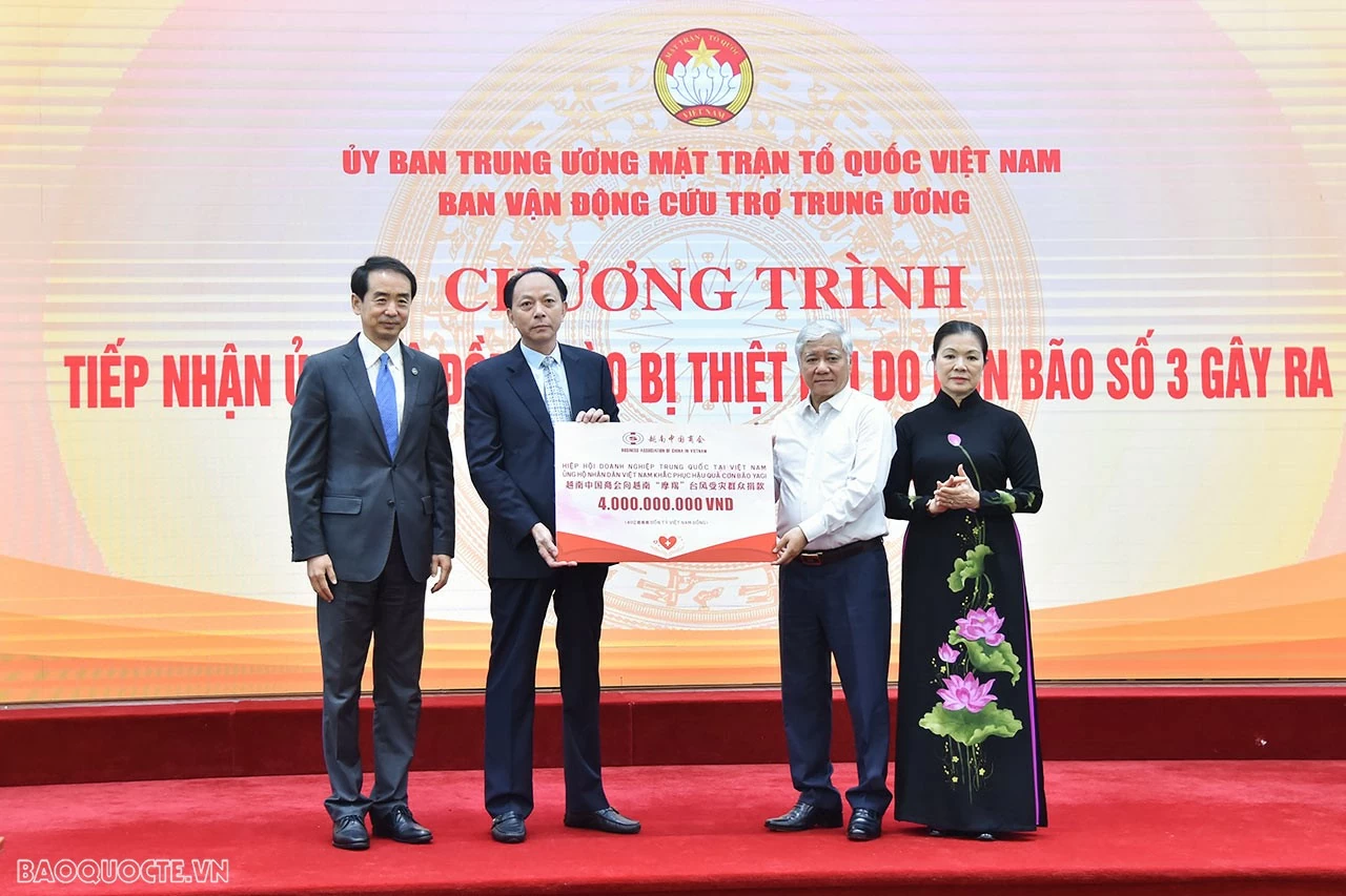 Chủ tịch Đỗ Văn Chiến tiếp nhận ủng hộ từ Hiệp hội Doanh nghiệp Trung Quốc tại Việt Nam. (Ảnh: Anh Sơn) Chủ tịch Đỗ Văn Chiến tiếp nhận ủng hộ từ Hiệp hội Doanh nghiệp Trung Quốc tại Việt Nam. (Ảnh: Anh Sơn)