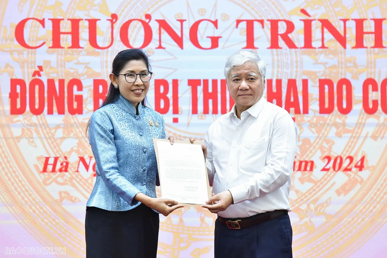 Chủ tịch Đỗ Văn Chiến tiếp nhận Công hàm thông báo về việc Chính phủ Vương quốc Thái Lan ủng hộ nhân dân các tỉnh phía Bắc của Việt Nam bị ảnh hưởng bởi bão số 3 số tiền 2 triệu Bath. (Ảnh: Anh Sơn) Chủ tịch Đỗ Văn Chiến tiếp nhận Công hàm thông báo về việc Chính phủ Vương quốc Thái Lan ủng hộ nhân dân các tỉnh phía Bắc của Việt Nam bị ảnh hưởng bởi bão số 3 số tiền 2 triệu Bath. (Ảnh: Anh Sơn)