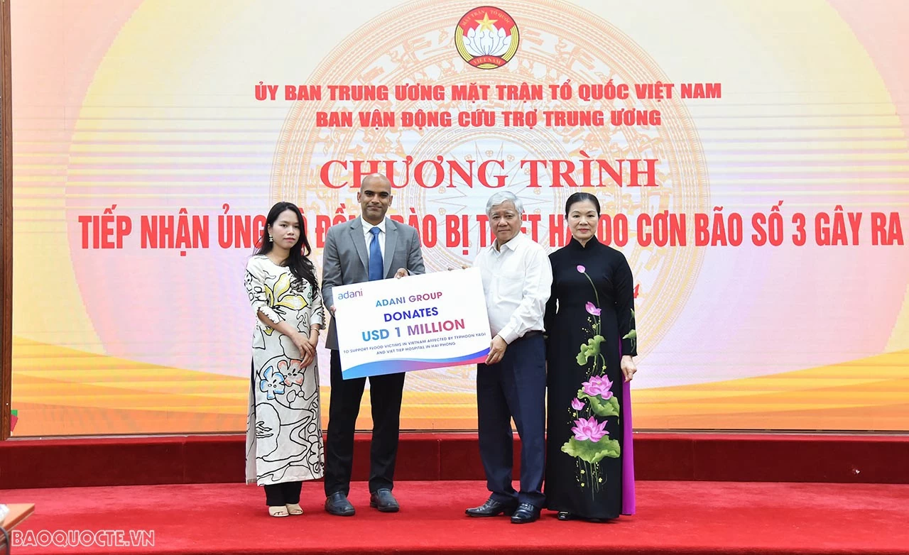 Chủ tịch Đỗ Văn Chiến tiếp nhận ủng hộ từ Tập đoàn Adani - Ấn Độ. (Ảnh: Anh Sơn) Chủ tịch Đỗ Văn Chiến tiếp nhận ủng hộ từ Tập đoàn Adani - Ấn Độ. (Ảnh: Anh Sơn)