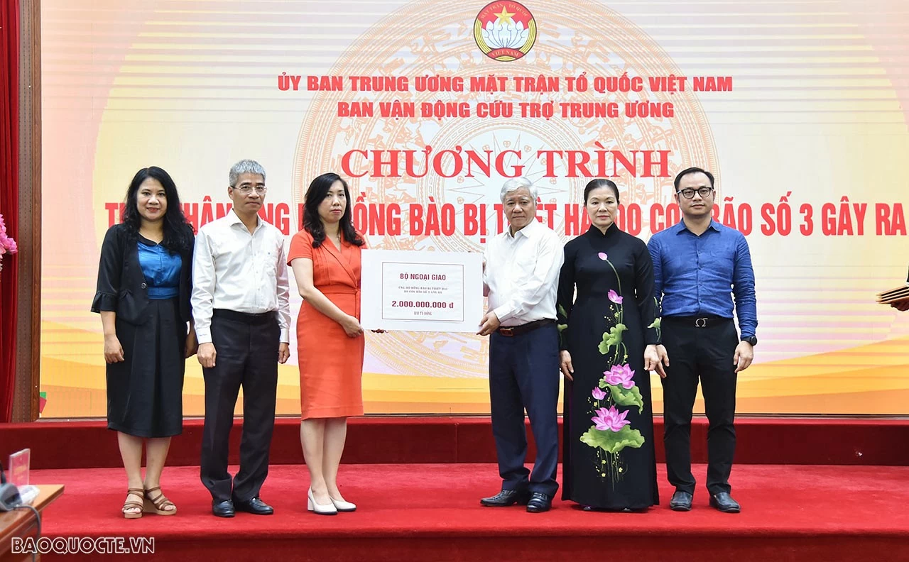 Chủ tịch Đỗ Văn Chiến tiếp nhận ủng hộ từ Bộ Ngoại giao. (Ảnh: Anh Sơn) Chủ tịch Đỗ Văn Chiến tiếp nhận ủng hộ từ Bộ Ngoại giao. (Ảnh: Anh Sơn)