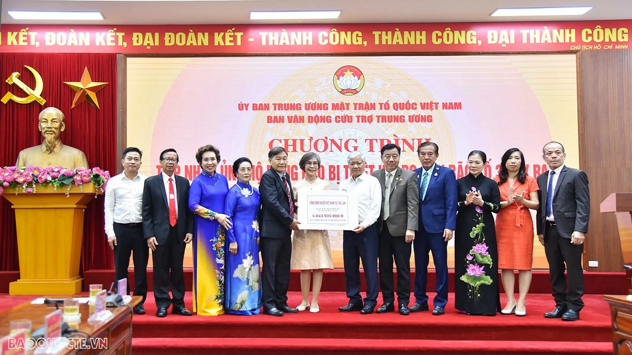 Chủ tịch Đỗ Văn Chiến tiếp nhận ủng hộ từ Cộng đồng người Việt Nam tại Thái Lan. (Ảnh: Anh Sơn) Chủ tịch Đỗ Văn Chiến tiếp nhận ủng hộ từ Cộng đồng người Việt Nam tại Thái Lan. (Ảnh: Anh Sơn)