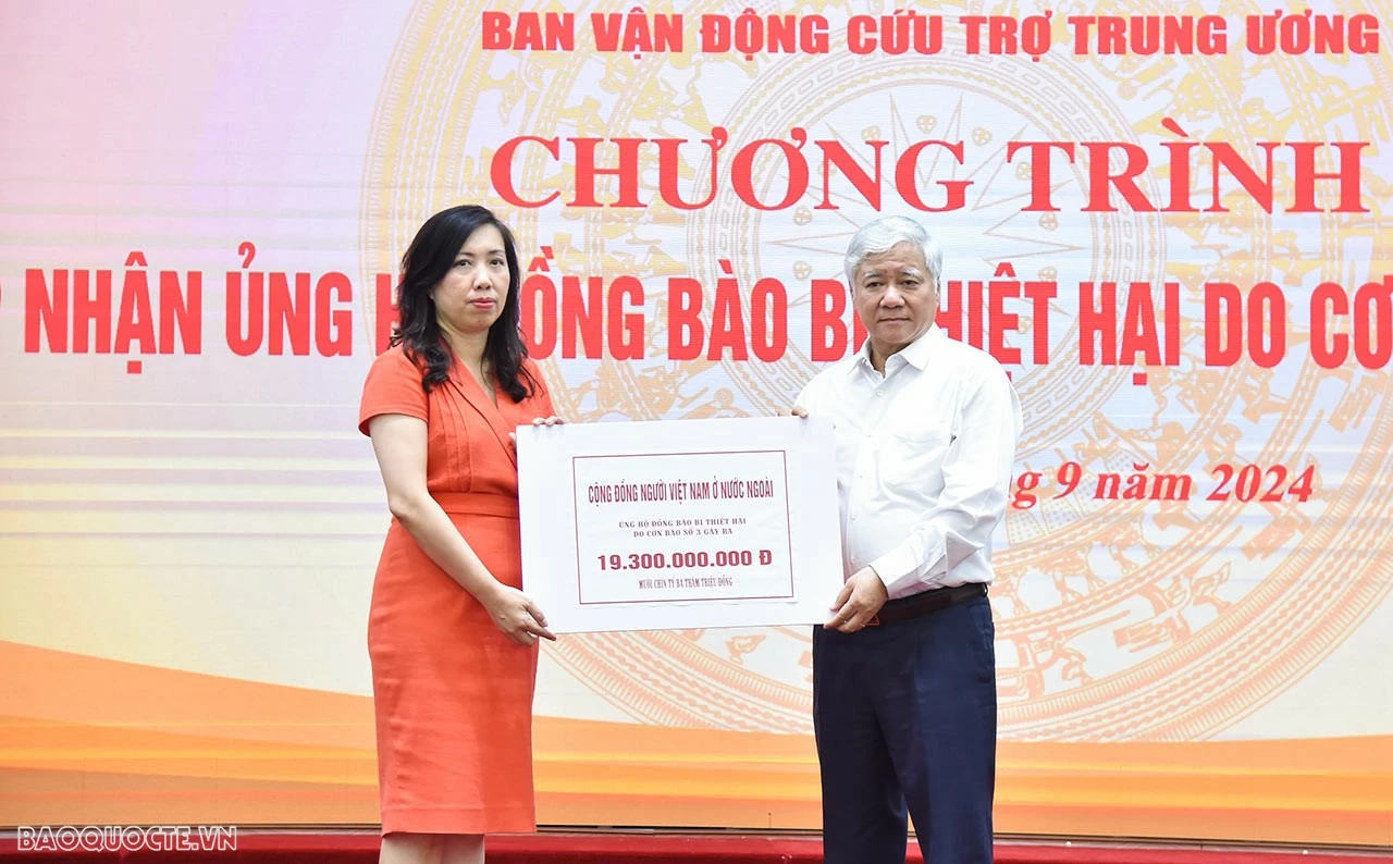 Chủ tịch Đỗ Văn Chiến tiếp nhận ủng hộ từ Cộng đồng Người Việt Nam ở nước ngoài. (Ảnh: Anh Sơn) Chủ tịch Đỗ Văn Chiến tiếp nhận ủng hộ từ Cộng đồng Người Việt Nam ở nước ngoài. (Ảnh: Anh Sơn)