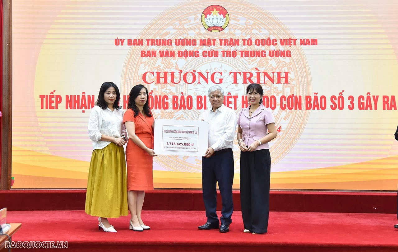 Chủ tịch Đỗ Văn Chiến tiếp nhận ủng hộ từ Đại sứ quán và Cộng đồng người Việt Nam tại Lào. (Ảnh: Anh Sơn) Chủ tịch Đỗ Văn Chiến tiếp nhận ủng hộ từ Đại sứ quán và Cộng đồng người Việt Nam tại Lào. (Ảnh: Anh Sơn)