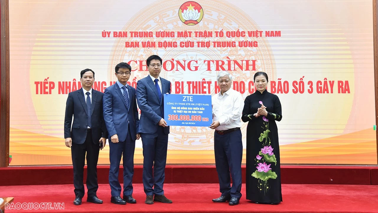 Chủ tịch Đỗ Văn Chiến tiếp nhận ủng hộ từ Công ty TNHH ZTE HK Việt Nam. (Ảnh: Anh Sơn) Chủ tịch Đỗ Văn Chiến tiếp nhận ủng hộ từ Công ty TNHH ZTE HK Việt Nam. (Ảnh: Anh Sơn)