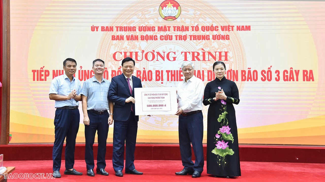 Chủ tịch Đỗ Văn Chiến tiếp nhận ủng hộ từ Công ty Cổ phần đầu tư và xây dựng Giao thông Phương Thành. (Ảnh: Anh Sơn) Chủ tịch Đỗ Văn Chiến tiếp nhận ủng hộ từ Công ty Cổ phần đầu tư và xây dựng Giao thông Phương Thành. (Ảnh: Anh Sơn)