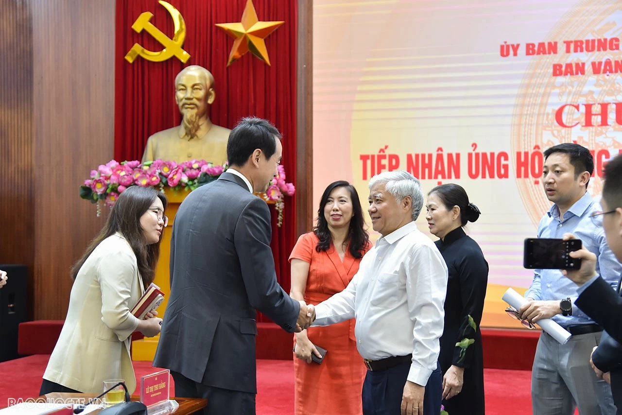 Chủ tịch Đỗ Văn Chiến trao đổi với Đại sứ Trung Quốc tại Việt Nam Hà Vĩ.. (Ảnh: Anh Sơn) Chủ tịch Đỗ Văn Chiến trao đổi với Đại sứ Trung Quốc tại Việt Nam Hà Vĩ.. (Ảnh: Anh Sơn)