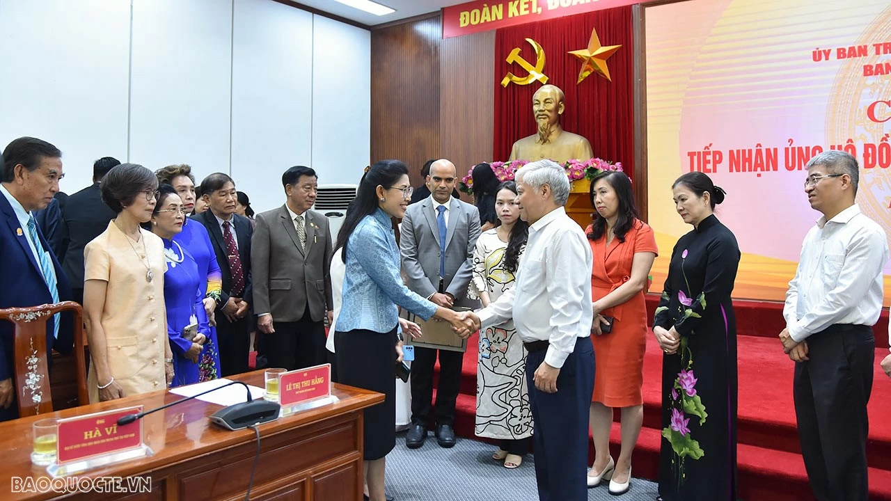 Chủ tịch Đỗ Văn Chiến trao đổi với Đại sứ Thái Lan tại Việt Nam và các kiều bào tại Thái Lan. (Ảnh: Anh Sơn) Chủ tịch Đỗ Văn Chiến trao đổi với Đại sứ Thái Lan tại Việt Nam và các kiều bào tại Thái Lan. (Ảnh: Anh Sơn)