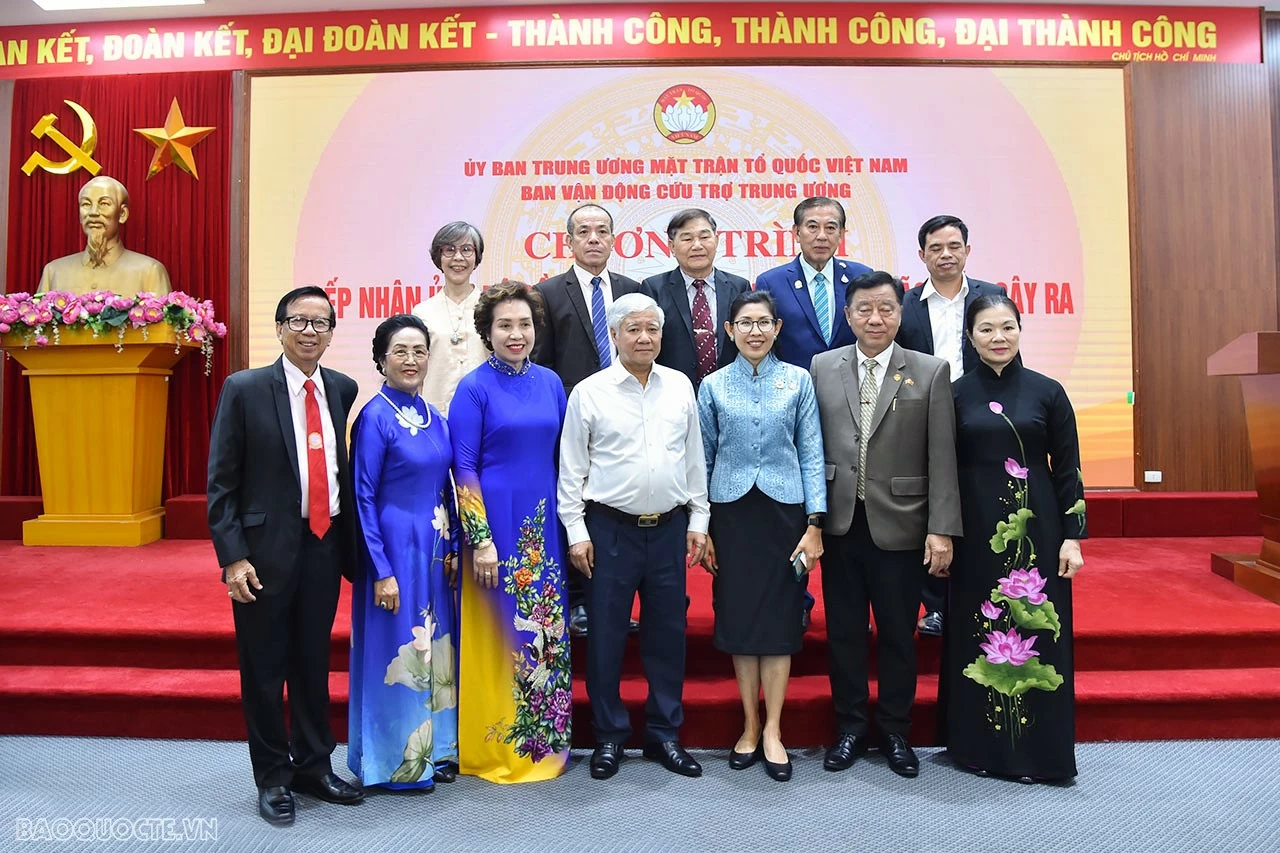 Chủ tịch Đỗ Văn Chiến trao đổi với Đại sứ Thái Lan tại Việt Nam và các kiều bào tại Thái Lan. (Ảnh: Anh Sơn) Chủ tịch Đỗ Văn Chiến trao đổi với Đại sứ Thái Lan tại Việt Nam và các kiều bào tại Thái Lan. (Ảnh: Anh Sơn)