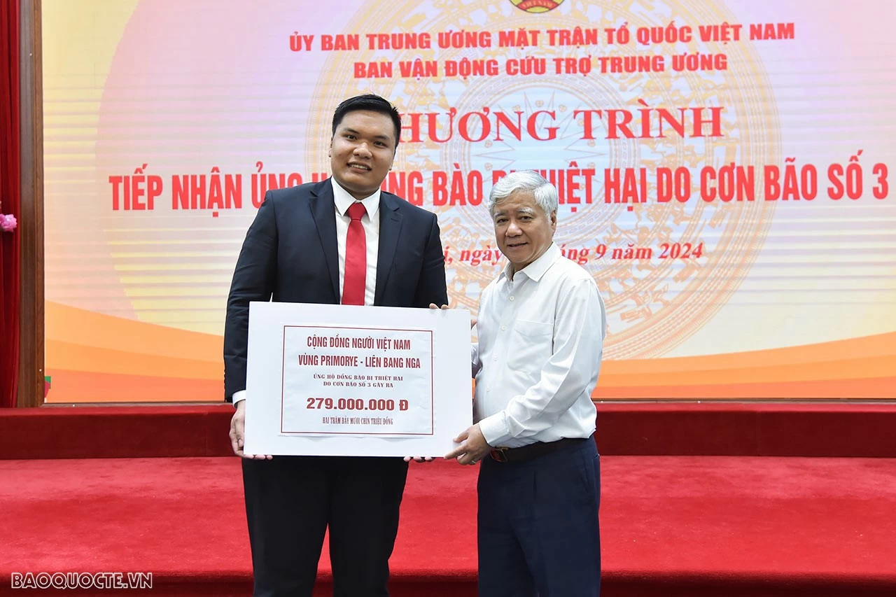 Chủ tịch Đỗ Văn Chiến tiếp nhận ủng hộ từ cộng đồng người Việt tại Primorye, Nga. (Ảnh: Anh Sơn) Chủ tịch Đỗ Văn Chiến tiếp nhận ủng hộ từ cộng đồng người Việt tại Primorye, Nga. (Ảnh: Anh Sơn)