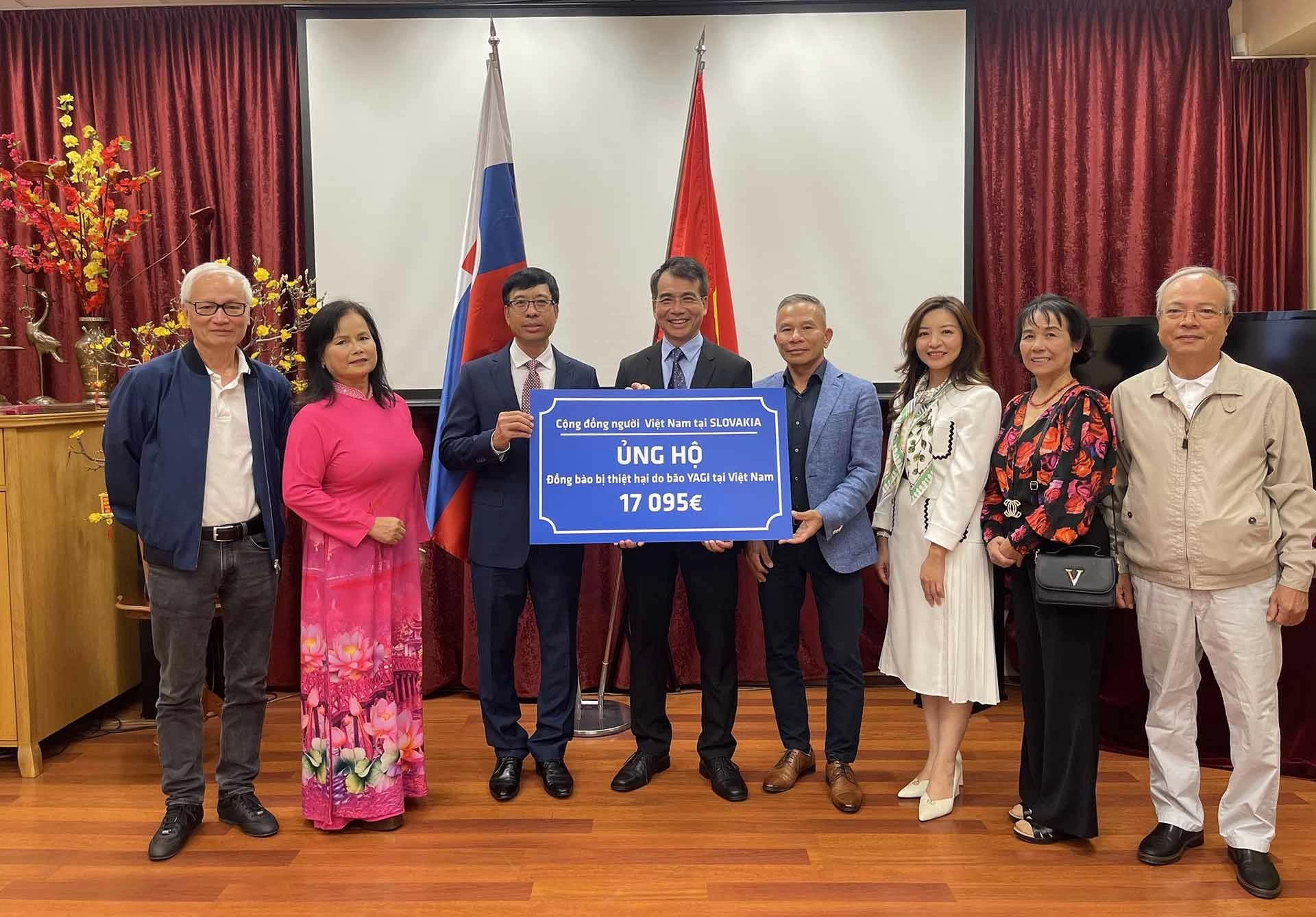 Đại sứ quán Việt Nam tiếp nhận tượng trưng số tiền do cộng đồng người Việt Nam tại Slovakia quyên góp ủng hộ đồng bào bị thiệt hại trong cơn bão Yagi. Đại sứ quán Việt Nam tiếp nhận tượng trưng số tiền do cộng đồng người Việt Nam tại Slovakia quyên góp ủng hộ đồng bào bị thiệt hại trong cơn bão Yagi.