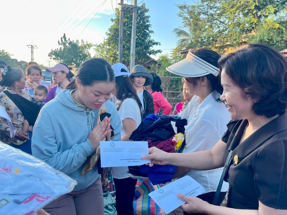 Tổng Lãnh sự quán Việt Nam tại Luang Prabang thăm hỏi, hỗ trợ người dân ở tỉnh Luang Nam Tha, Lào chịu ảnh hưởng của bão Yagi