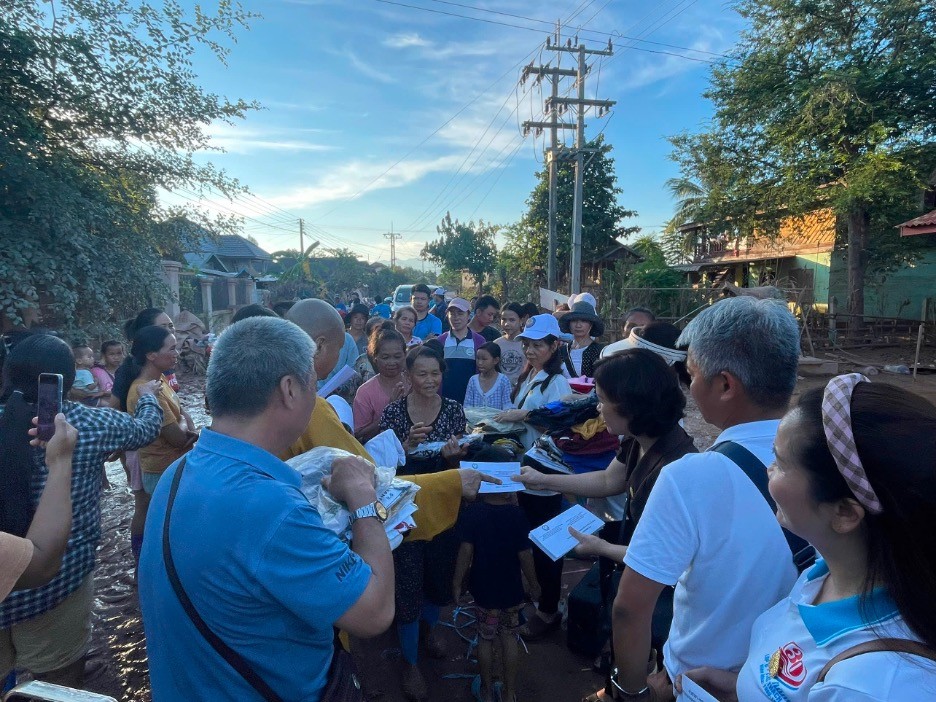 Tổng Lãnh sự quán Việt Nam tại Luang Prabang thăm hỏi, hỗ trợ người dân ở tỉnh Luang Nam Tha, Lào chịu ảnh hưởng của bão Yagi