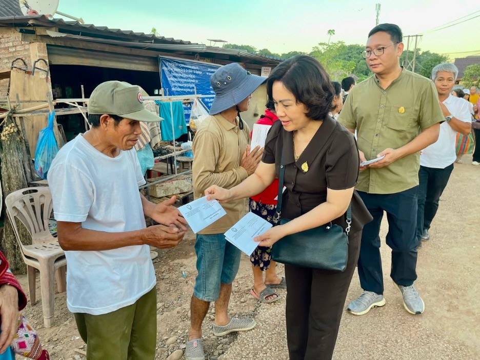Tổng Lãnh sự quán Việt Nam tại Luang Prabang thăm hỏi, hỗ trợ người dân ở tỉnh Luang Nam Tha, Lào chịu ảnh hưởng của bão Yagi