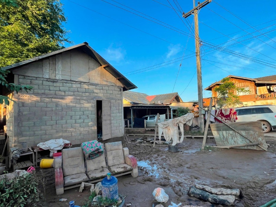 Tổng Lãnh sự quán Việt Nam tại Luang Prabang thăm hỏi, hỗ trợ người dân ở tỉnh Luang Nam Tha, Lào chịu ảnh hưởng của bão Yagi