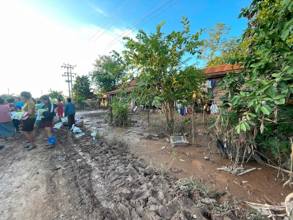 Tổng Lãnh sự quán Việt Nam tại Luang Prabang thăm hỏi, hỗ trợ người dân ở tỉnh Luang Nam Tha, Lào chịu ảnh hưởng của bão Yagi