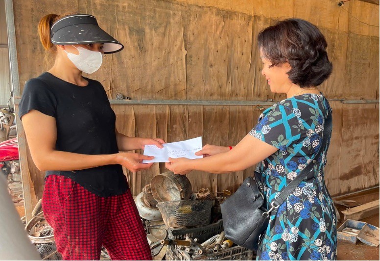 Tổng Lãnh sự quán Việt Nam tại Luang Prabang thăm hỏi, hỗ trợ người dân ở tỉnh Luang Nam Tha, Lào chịu ảnh hưởng của bão Yagi