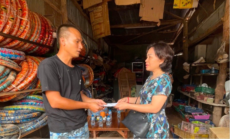 Tổng Lãnh sự quán Việt Nam tại Luang Prabang thăm hỏi, hỗ trợ người dân ở tỉnh Luang Nam Tha, Lào chịu ảnh hưởng của bão Yagi