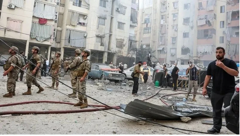 Người dân và lực lượng quân đội kiểm tra địa điểm xảy ra cuộc không kích của Israel ở vùng ngoại ô phía Nam Beirut, Lebanon, ngày 20/9. (Nguồn: Reuters) Người dân và lực lượng quân đội kiểm tra địa điểm xảy ra cuộc không kích của Israel ở vùng ngoại ô phía Nam Beirut, Lebanon, ngày 20/9. (Nguồn: Reuters)