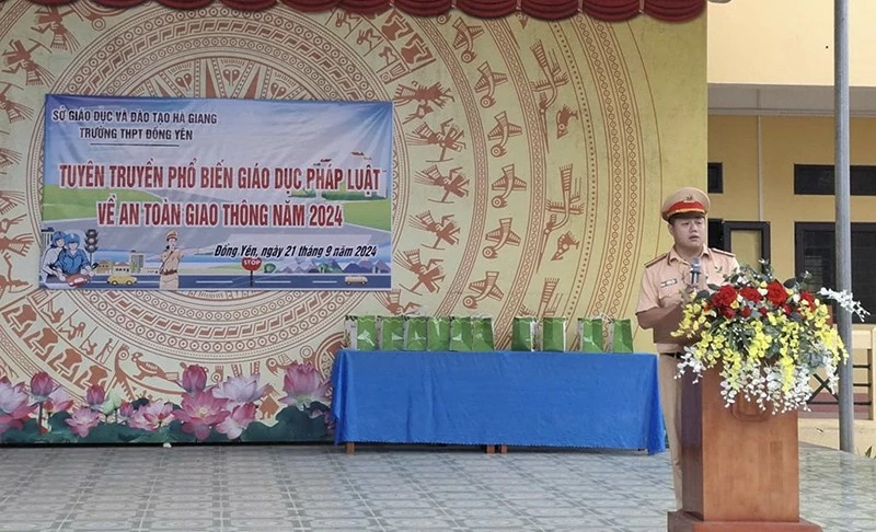 Báo cáo viên Thiếu tá Hoàng Long (Phó Trạm trưởng Trạm CSGT Vĩnh Tuy - Phòng CSGT Công an tỉnh Hà Giang) thông tin về tình hình trật tự an toàn giao thông trên địa bàn tỉnh Hà Giang, số vụ tai nạn giao thông liên quan đến học sinh và phổ biến các quy định của Luật giao thông đường bộ. Báo cáo viên Thiếu tá Hoàng Long (Phó Trạm trưởng Trạm CSGT Vĩnh Tuy - Phòng CSGT Công an tỉnh Hà Giang) thông tin về tình hình trật tự an toàn giao thông trên địa bàn tỉnh Hà Giang, số vụ tai nạn giao thông liên quan đến học sinh và phổ biến các quy định của Luật giao thông đường bộ.