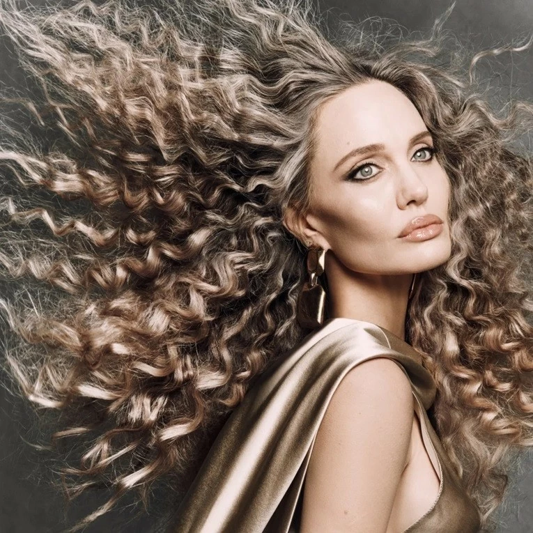 Angelina Jolie là gương mặt trang bìa mới nhất cho số Thu/Đông 2024 của tạp chí CR Fashion Book. Cô thay đổi mái tóc dài suôn thẳng, chẻ ngôi giữa thường thấy thành kiểu tóc xoăn disco thập niên 1980. Angelina Jolie là gương mặt trang bìa mới nhất cho số Thu/Đông 2024 của tạp chí CR Fashion Book. Cô thay đổi mái tóc dài suôn thẳng, chẻ ngôi giữa thường thấy thành kiểu tóc xoăn disco thập niên 1980.