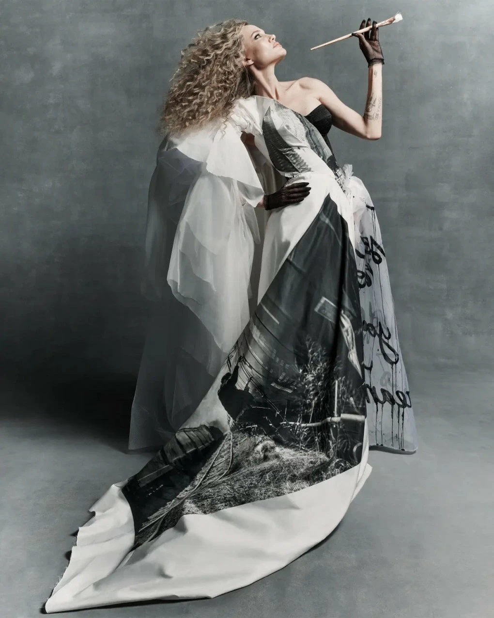 Minh tinh Angelina Jolie tạo hình sắc lạnh lên tạp chí Minh tinh Angelina Jolie tạo hình sắc lạnh lên tạp chí