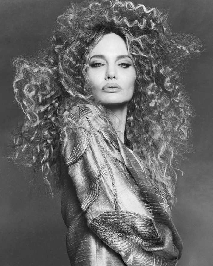 Minh tinh Angelina Jolie tạo hình sắc lạnh lên tạp chí Minh tinh Angelina Jolie tạo hình sắc lạnh lên tạp chí