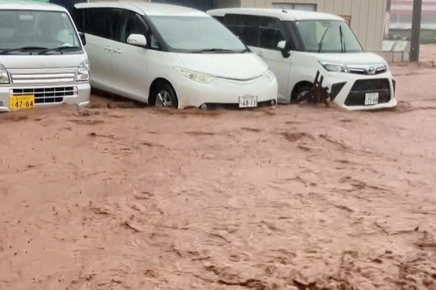 Lũ lụt và lở đất sau mưa lớn, Nhật Bản sơ tán hàng chục nghìn người Lũ lụt và lở đất sau mưa lớn, Nhật Bản sơ tán hàng chục nghìn người