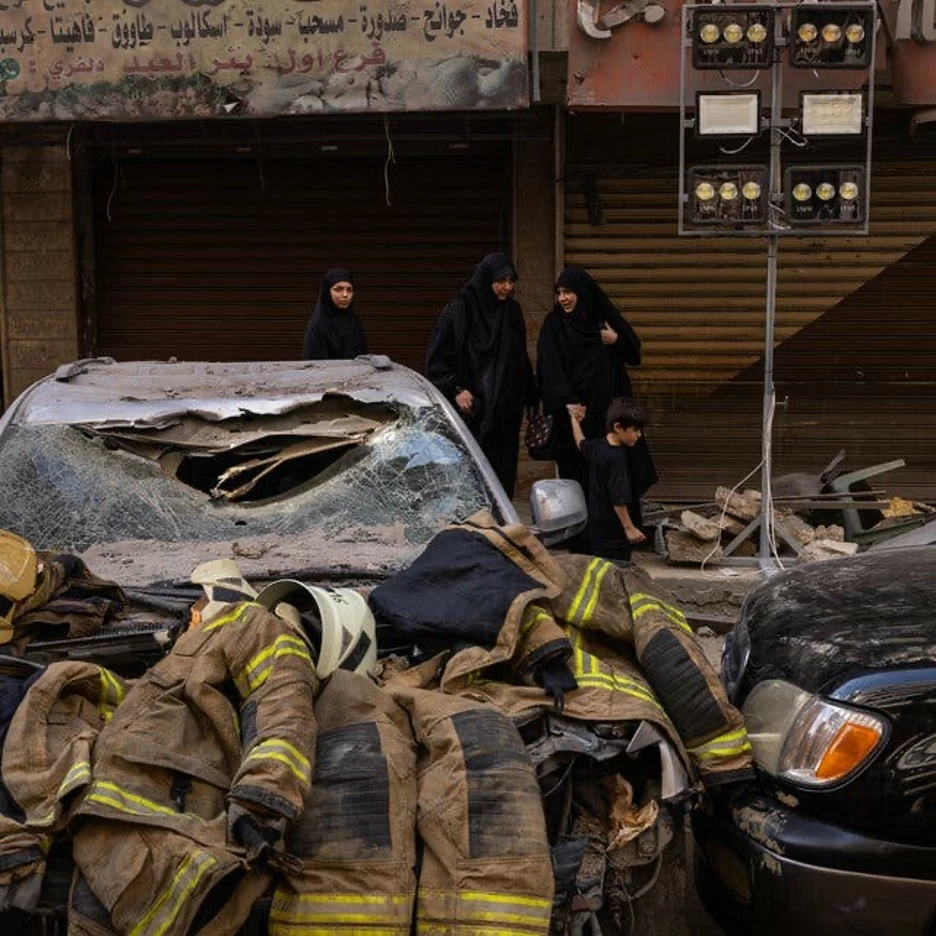 Những người phụ nữ đi qua đống đổ nát, hiện trường của một vụ không kích. (Nguồn: The New York Times) Những người phụ nữ đi qua đống đổ nát, hiện trường của một vụ không kích. (Nguồn: The New York Times)