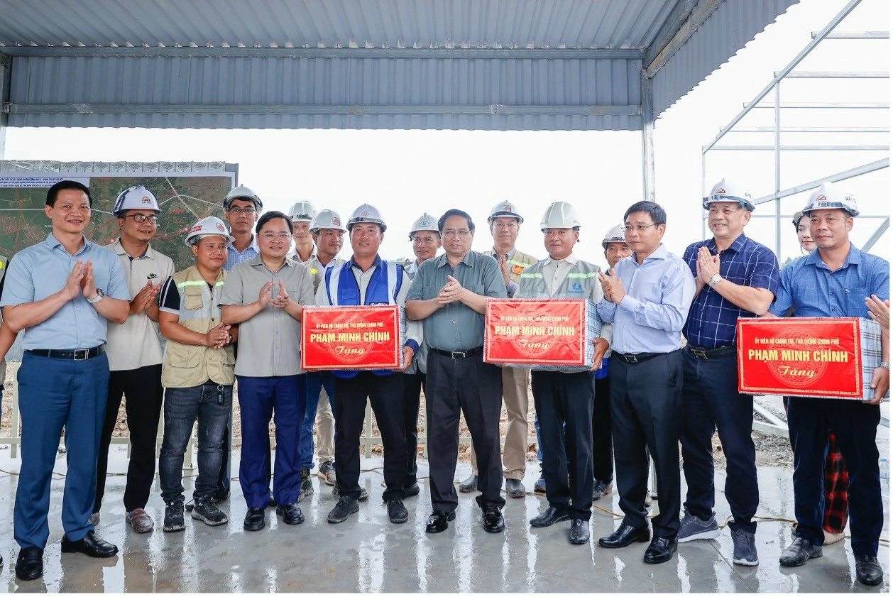 Thủ tướng tặng quà, động viên kỹ sư, công nhân trên công trường - Ảnh: VGP/Nhật Bắc Thủ tướng tặng quà, động viên kỹ sư, công nhân trên công trường - Ảnh: VGP/Nhật Bắc