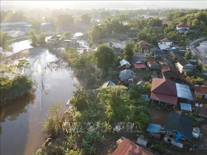 Ấm lòng tình cảm người Việt dành cho người dân vùng lũ khu vực Bắc Lào Ấm lòng tình cảm người Việt dành cho người dân vùng lũ khu vực Bắc Lào