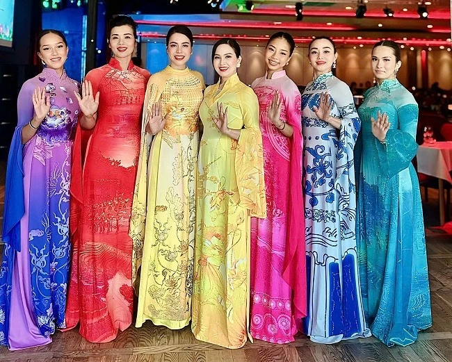 Ấn tượng bộ sưu tập áo dài ‘Kỷ lục Việt Nam’ được trình diễn tại Thuỵ Điển Bộ sưu tập áo dài ‘Kỷ lục Việt Nam’ được trình diễn ấn tượng tại Thuỵ Điển